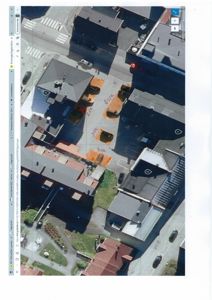 Flyfoto eller satellittbilde av et nabolag med bygninger, veier og parkeringsplasser. Bildet inneholder håndskrevne notater om arealer (f.eks. '65 m²', '35 m²') og punkter for målepunkter.