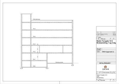 Snittegning som viser bygningens tverrsnitt fra kjeller til felles balkong, med etasjenavn og romfordeling.
