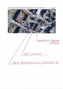 Bildet viser en flyfoto eller satellittbilde av et boligområde med håndtegnede markeringer for eiendomsgrenser og gater.