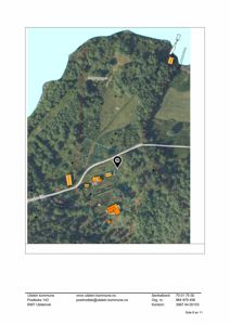 Kart over et område med bygningsplasseringer (markeret med oransje rektangler) og en markert punkt (sort pil).