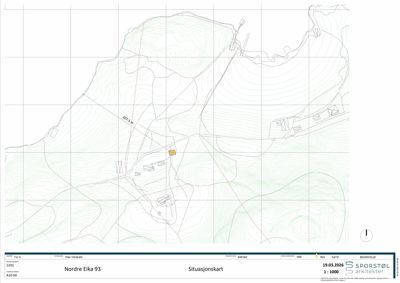 Situasjonskart som viser topografi (konturlinjer), eiendomsgrenser, eksisterende bygninger og en markert byggeplass (gult felt) for prosjektet 'Nordre Eika 93'.