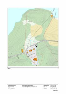 Situasjonsplan som viser tomtens beliggenhet i forhold til omgivelsene, inkludert topografi (konturlinjer), vei (Nedre Lågen), og plassering av bygninger.