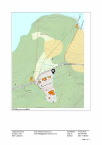 Flyfoto over et område med topografiske linjer, vann og bygningsplasseringer (hus) markert med oransje felter. Bildet viser også en vei (Nordre Eika) og et stedmarkør.