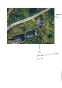 Situasjonsplan med flyfoto som viser tomt, vei og nabobygninger med håndskrevne notater om avstander.