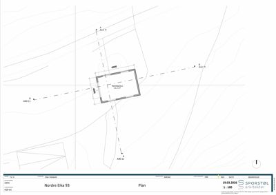 Situasjonsplan som viser en bygning (Redskapsby) plassert på et tomt med terrengkonturer og snittlinjer.