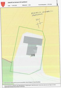 Situasjonsplan som viser bygningens plassering på tomt, med nabolagsgrenser og avstandsmålinger.
