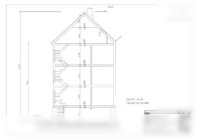 Snittegning (Snitt A-A) av en eksisterende bygning som viser høyder, trapp og konstruksjon.