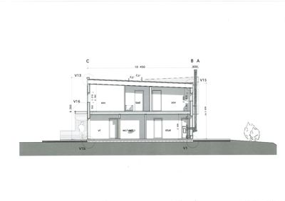 Snittegning som viser bygningens indre oppbygning, romfordeling og høyder.