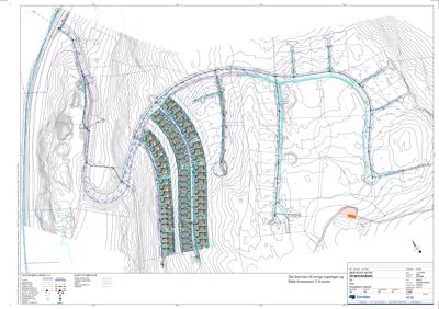 Situasjonsplan som viser tomtens topografi (konturlinjer), plassering av bygninger, veier og vannledninger.