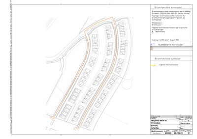 Situasjonsplan som viser plassering av en rekkehusbebyggelse (Strømsåsen) med overlagte brannvesenets kjøreveier (oranje linje) og brannklassifisering.