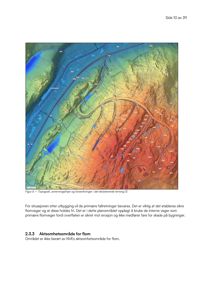 Bildet viser en topografisk kartvisning (topografi) med fargekodet høydeforskjell, vannveier og eksisterende vegnett. Det er også markerte områder for flomfare.
