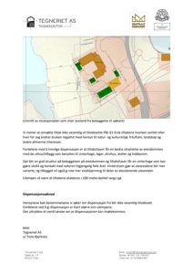 Utsnitt av en situasjonsplan som viser tomt, bebyggelse (hus, garasje, uthus) og avstand til sjø.