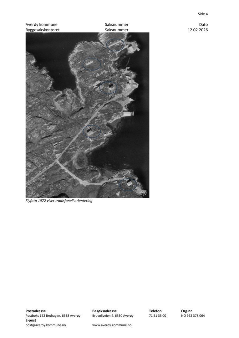 Et svart-hvitt flyfoto fra 1972 som viser et kystområde med flere bygninger markert med sirkler. Bildet er brukt til tradisjonell orientering i byggesaken.
