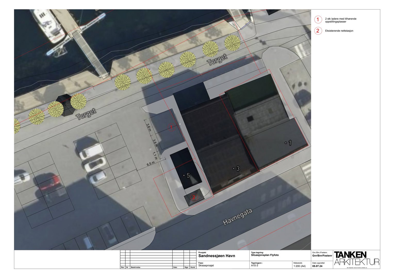 Et flyfoto over et byggeområde med overlagte tegninger, dimensjoner og merknader om eksisterende forhold.