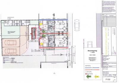 Branntegning (etasjeplan) som viser romfordeling, vegger, dører og brannveier i 1. etasje.