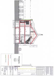 Snittegning av en bygning som viser romfordeling, trapper og takkonstruksjon.