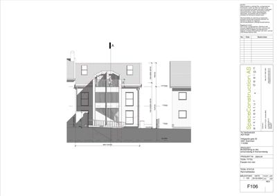 Fasadetegning av en bygning sett fra fronten, med mål og detaljer.