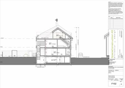 Snittegning som viser tverrsnittet av en bygning med romfordeling og høydemål.