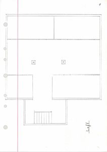 Etasjeplan (loft) som viser romfordeling, vegger og en trapp.
