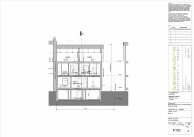 Etasjeplan som viser romfordeling, høyder og mål for et hus.