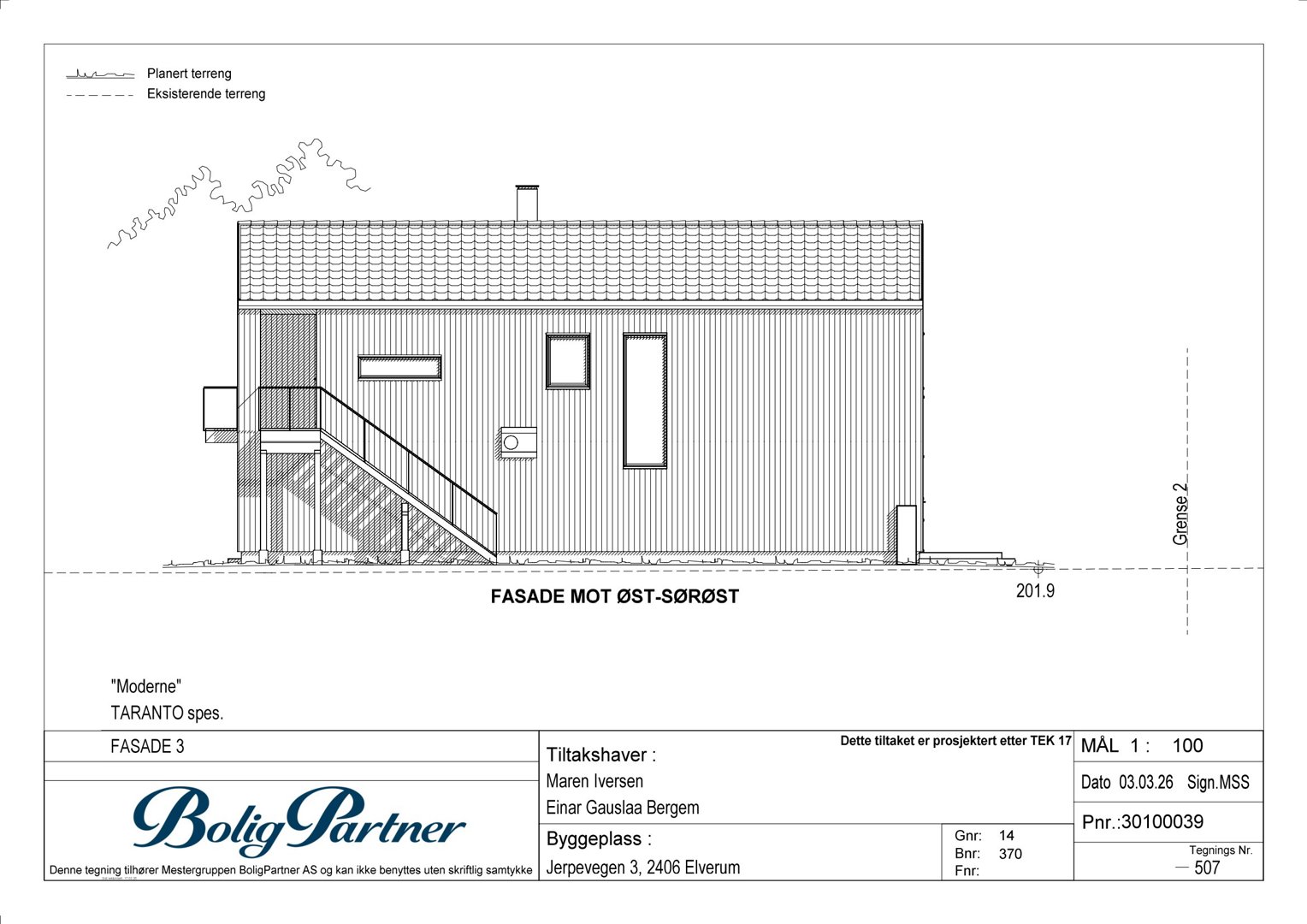 Fasadetegning som viser bygningens utseende mot øst-sør-øst, inkludert vinduer, dører, trapp og takform.
