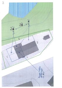 Situasjonsplan som viser tomtens form, bebyggelse (hus og garasje), terrengforhold (konturlinjer), vann (sjø) og håndskrevne notater om arealer.