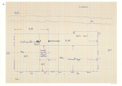 Situasjonsplan som viser en tomt med eksisterende og planlagt bygning (hus), retninger (N, S, E, V), og omgivende elementer som elv og grunnmur.