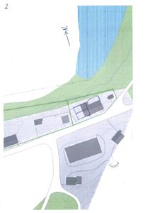 Situasjonsplan som viser tomtens beliggenhet i forhold til nabolag, terrengforhold (konturlinjer), vann (blått område) og retning for nord.