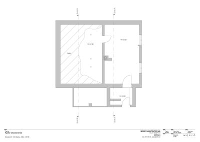 Etasjeplan eller situasjonsplan som viser romfordeling og høyder i en eksisterende kjeller.