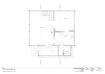 Etasjeplan (Plan 1) som viser romfordeling, dører, vinduer og innredning for en eksisterende etasje.