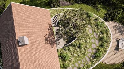 En 3D-visualisering (rendering) av en bygning sett fra oven, som viser taket, en terrasse og et hageområde med trær.