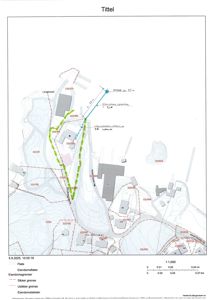 Situasjonsplan som viser eiendomsgrenser, eiendomsmåler, tomtens høydekurver og en planlagt rute (blå linje) med en alternativ rute (grønn linje).