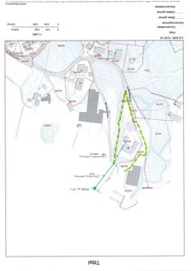 Situasjonsplan som viser eiendomsgrenser, eiendomsmåler, stier og høydemålinger (konturlinjer) for et område.