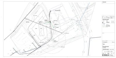 Situasjonsplan som viser tomtens grenser, høydemålerlinjer (konturlinjer), eksisterende og planlagt infrastruktur samt bygningers plassering.
