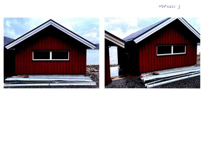 Fotografier av en rød hytte med hvite vinduer, sett fra front og side. Bildene viser bygningen i et utendørs miljø med vann i bakgrunnen.