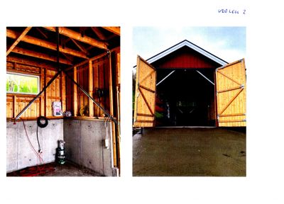 Fotografi som viser en ferdig eller nesten ferdig bygning (garasje/utleiehus) med åpne dører. Bildet viser både fasaden og en del av innsiden.