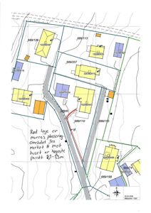 Situasjonsplan som viser tomtene, bygninger og en markert murkonsesjon (rød linje) med tilhørende tekstbeskrivelse.