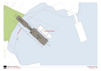 Situasjonsplan som viser en bryggeanlegg med detaljer om dimensjoner og plassering i forhold til vann og land.