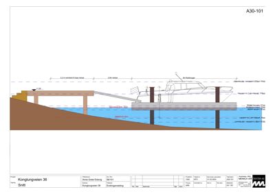 Snittegning som viser etasjeplan og høydeoppriss for en kai eller brygge med tilhørende vannlinjer og dimensjoner.