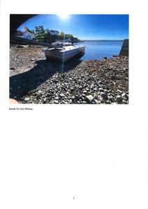 Fotografi av en kai eller brygge ved vannet med en båt på land.