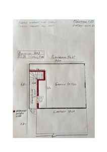 En håndtegnet etasjeplan (eller grunnplan) som viser romfordeling, mål og areal for en garasje og tilhørende carport.