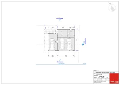 Etasjeplan for første etasje som viser romfordeling, parkeringsplasser og fasaderetning.