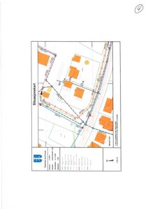 Situasjonskart som viser tomtens grenser, naboeiendommer, veier og bygningers plassering.