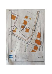Situasjonskart som viser tomtens plassering i forhold til nabolag, veier og eiendomsgranser.