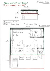 Håndtegnet etasjeplan som viser romfordeling, mål og funksjoner i en bygning.
