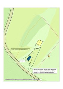 Situasjonsplan som viser tomtens beliggenhet i terrenget, bygningers plassering (gule og blå felter), carport, vei og topografi.