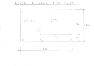 Håndtegnet etasjeplan for et uthus som skal bygges på en gammel mur i laft, med angitte mål og romoppdeling.