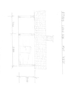Håndtegnet fasadeopprikk av et utbyggingsprosjekt (uthus) sett fra vest, med angitte mål og tegning av tak.