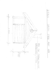 En håndtegnet snittegning av et uthus sett fra enden mot sør, med angitte mål (5000 og 4400) og en pipe for fyringsanlegg.