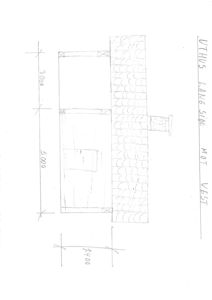 En håndtegnet fasadetegning (opprikk) av en bygning sett fra vest, med tegnet tak og dimensjoner.